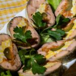 Immagine di un piatto festivo tipico della Nochevieja, decorato con ingredienti freschi e tradizionali.