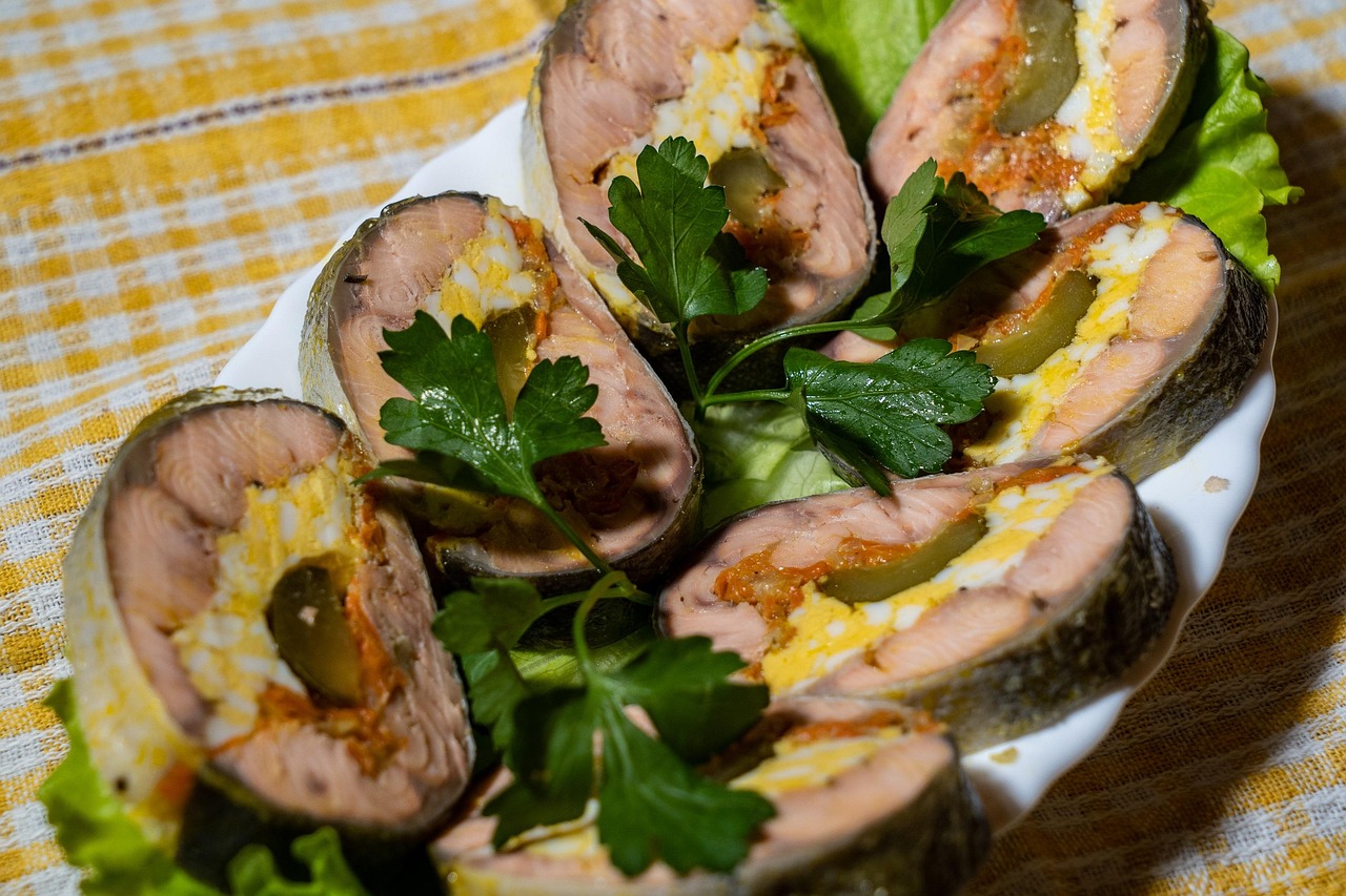 Immagine di un piatto festivo tipico della Nochevieja, decorato con ingredienti freschi e tradizionali.