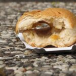 Roscón decorato con frutta e crema, simbolo di una tradizione gastronomica spagnola.