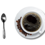 Uomo che beve caffè solo, riflettendo sugli effetti quotidiani sulla salute.