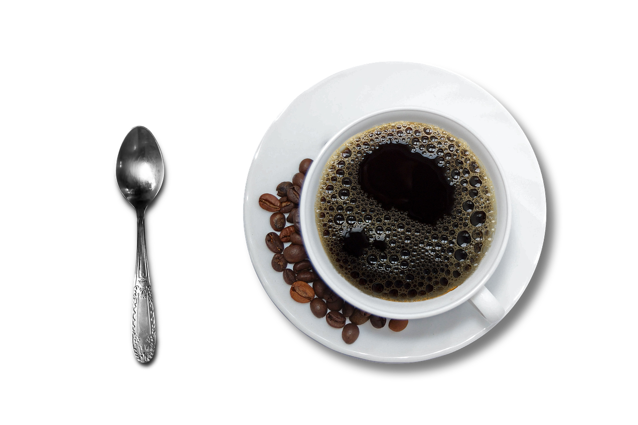 Uomo che beve caffè solo, riflettendo sugli effetti quotidiani sulla salute.