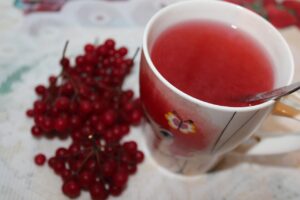 Infusione calda di erbe in tazza, simbolo di protezione per il fegato durante l'inverno.