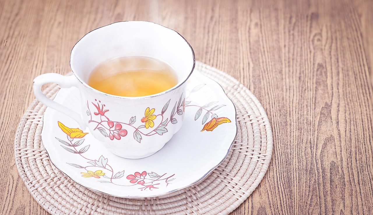 Taza de té caliente con hierbas, ideal para quemar grasa abdominal por la mañana.