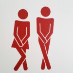 Giapponese seduto nel bagno, osservando in avanti, riflettendo su tradizioni culturali.