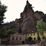 Vista panoramica di un pittoresco villaggio spagnolo con ristoranti tipici e atmosfera tranquilla.