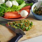 Cipolla fresca tagliata, ingrediente chiave per un sofrito sano e gustoso.