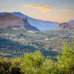 Vista panoramica del pittoresco villaggio andaluso con paesaggi mozzafiato e atmosfera tranquilla.