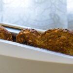 Immagine di diverse marche di tostadas con etichette nutrizionali evidenziate.