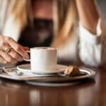 Caffè in scatola evidenziati con un segno rosso, simbolo di marche da evitare nei supermercati.