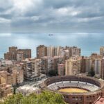 Vista panoramica di una città spagnola affascinante, con architettura storica e turisti esploratori.