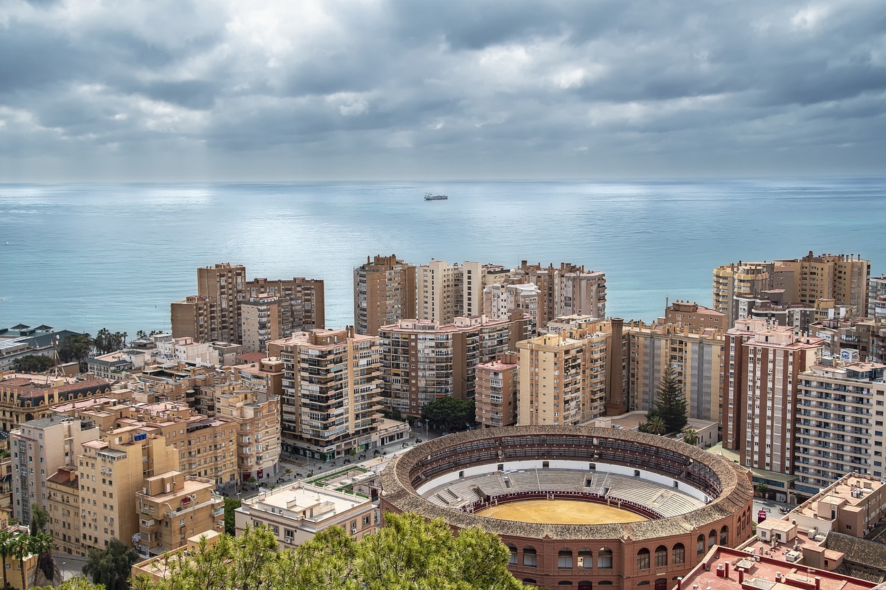 Vista panoramica di una città spagnola affascinante, con architettura storica e turisti esploratori.
