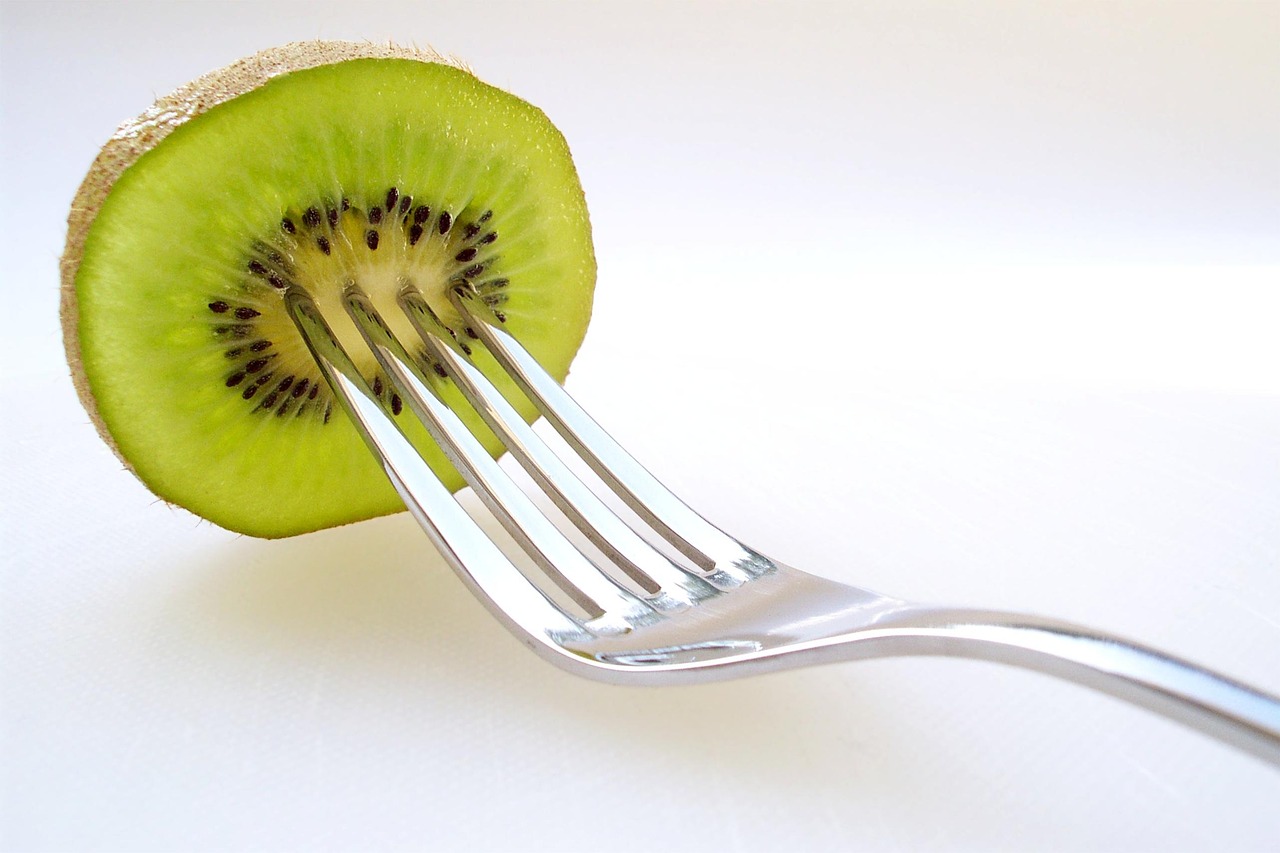 Kiwi fresco su un tavolo, simbolo dei benefici per la glucemia se consumato nel pomeriggio.