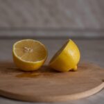 Vaso con agua tibia y rodajas de limón, ideal para iniciar el día en ayunas.